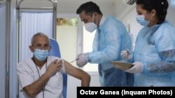 Din nefericire pentru România, coordonatorul vaccinării, Valeriu Gheorghiță, nu se poate lăuda cu un succes. Realitatea pare exact pe dos. Aici, la 28 septembrie 2021, vaccinându-l pe medicul Cătălin Apostolescu cu cea de-a treia doză.
