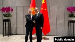 Кыргызстандын тышкы иштер министри Жээнбек Кулубаев Кытайдын тышкы иштер министри Ван И. Чанду, Кытай. 30.11.2024