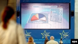 Брюссель. Дисплей Европа Парламентине 27 өлкөдө өткөн шайлоонун жыйынтыгын көрсөтүүдө. 8-июнь, 2009