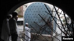 Суфилердин күмбөзү кол салуудан кийин, Лахор, 2-июл 2010-жыл