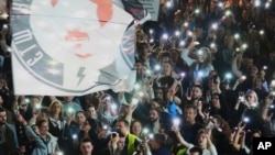 Na protestima ispred Radio-televizije Srbije, čiji je rad u znak protesta bio blokiran oko dve sedmice, nastupali su beogradski di-džejevi (na fotografiji: protest 17. aprila 2025).