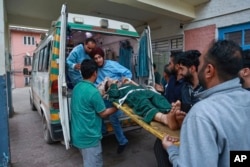 Жінку, яка живе в селі поблизу лінії розмежування між Індією та Пакистаном і отримала поранення в результаті пакистанського обстрілу, привезли до лікарні в Урі, що в контрольованій Індією частині Кашміру. 7 травня 2025 року