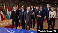 Foto arkiv - Përfaqësuesit e vendeve të Ballkanit Perëndimo gjatë një takimi me zyrtarë të BE-së. 