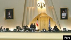 مجلس شورای اسلامی دو فوریت لایحه دولت برای نظارت بر خبرگزاری ها و رسانه های اینترنتی را بررسی می کند.