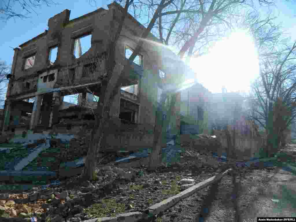 Завод акырындык менен урандыга айланып баратканын көрүүгө болот.