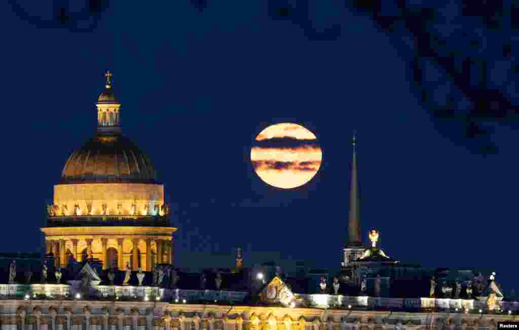 Толгон Ай. Орусиянын Санкт-Петербург шаарынын борбордук бөлүгү. Исаакий собору.