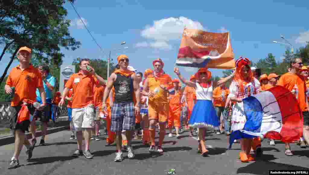 Голландці під час ходи вітають Харківян 