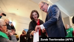 Оппозиционный кандидат Григол Вашадзе голосует на участке в день второго тура президентских выборов.