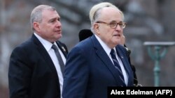 Rudy Giuliani, avocatul personal al președintelui american și ascoaitul său, Lev Parnas, Washington.