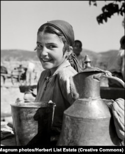 Дівчинка та гугум – металева посудина для води. Крим, 1943 рік