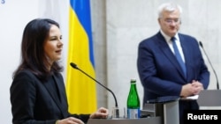 German Foreign Minister Annalena Baerbock and Ukrainian Foreign Minister Andriy Sybiha attend a press conference in Kyiv on April 1. 