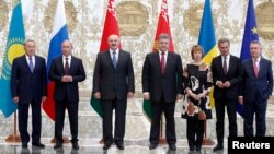 (Зліва направо) Нурсултан Назарбаєв, Володимир Путін, Олександр Лукашенко, Петро Порошенко, Катрін Аштон, Ґюнтер Еттінґер, Карел де Гюхт, Мінськ, 26 серпня 2014 року