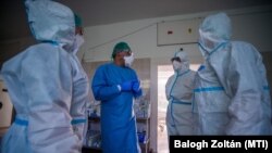 Alkalmazottak az Országos korányi Pulmonológiai Intézetben, 2020. május 5-én. 
