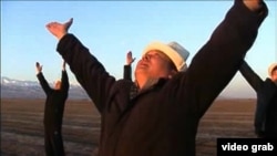 Тенгрианец Кубанычбек Тезекбаев со своими единомышленниками. Фото из архива "Азаттыка"