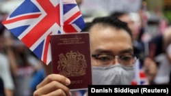 Протестувальник із паспортом Сполученого королівства перед британським консульством у Гонконгу, архівне фото