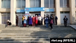 Парламенттик шайлоого добуш берүү. Бишкек шаары, 4-октябрь, 2020-жыл.