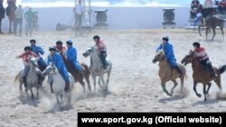 Игроки сборной Казахстана по кок-бору (в синей форме) на Всемирных играх кочевников в Кыргызстане. 2016 год. Иллюстративное фото.