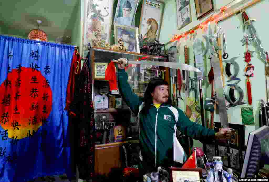 Мубарак Али Шан позирует в Кветте. Эксперт по боевым искусствам сказал Reuters, что многие хазарейцы нашли выход из изоляции, вступив в ряды пакистанской армии. &laquo;Мы хотим служить Пакистану, и, несмотря на болезненные трагедии и инциденты, наша любовь к миру не уменьшилась&raquo;.