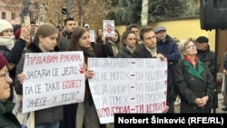 Ispred Gimnazije "Jovan Jovanović Zmaj" u Novom Sadu 13. decembra 2024. se okupilo više stotina građana u znak protesta protiv pritisaka na učenike i profesore ove škole.