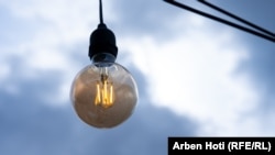 Një poç elektrik në një ambient të hapur në Prishtinë.