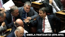 Грчката опозиција жестоко го почна вториот ден од дебатата за Договорот од Преспа