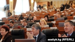 Коалиция түзүүнү президент КСДПга тапшырган.(Сүрөттө: парламенттин алгачкы жыйыны, алдыда КСДП депутаттары, 10-ноябрь.)