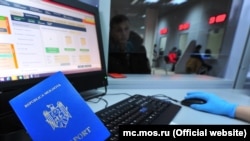 Pașaport moldovenesc la Centrul multifuncțional pentru migranți de la Saharovo de la Moscova.