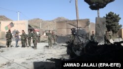 Avganistanske snage sigurnosti pregledavaju mjesto samoubilačkog napada u predgrađu Kabula, Avganistan, 12. septembra 2019. 