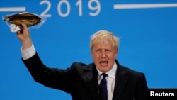 Джонсън размахва пушена херинга във вакумна опаковка, която се оказа не приумица на Брюксел, както той твърдеше, а изискване на британските санитарни власти