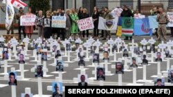 Акція під посольством Росії в Україні «Путін, за Іловайськ відповіси». Активісти встановили на проїжджій частині 366 білих хрестів на знак пам'яті про жертв Іловайської трагедії. Київ, 29 серпня 2018 року