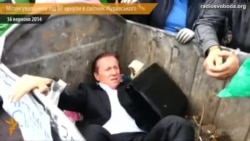 Мітингувальники під Верховною Радою кинули народного депутата у смітник