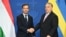 Prim-ministrul suedez Ulf Kristersson (s) și omologul său Viktor Orban, după o conferință de presă comună la Budapesta. 23 februarie 2024.