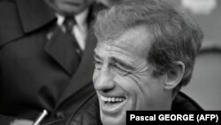 Imagine din 16 noiembrie 1985, Jean-Paul Belmondo la un meci de fotbal