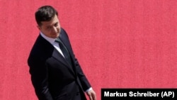 Владимир Зеленский Берлинде немис канцлери Ангела Меркел менен жолугаар алдында, 18-июнь 2019-жыл.