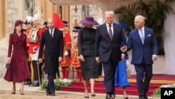 De la stânga la dreapta, Kate, prințesa de Wales, prințul William, președintele Donald Trump și prima doamnă Melania Trump, regele Charles al III-lea și regina Camilla participă la ceremonia de sosire la Castelul Windsor, în Windsor, Anglia, miercuri, 17 septembrie 2025.