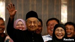 Малайзиянын жаңы премьер-министри Махатхир Мохамад камактагы оппозициячыл саясатчы Анвар Ибрахимдин жубайы менен. 10-май, 2018-жыл.