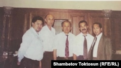 Орузбек Назаров жана ошол кездеги өкмөт башчы Апас Жумагулов. (ортодогу) 1995-жыл.