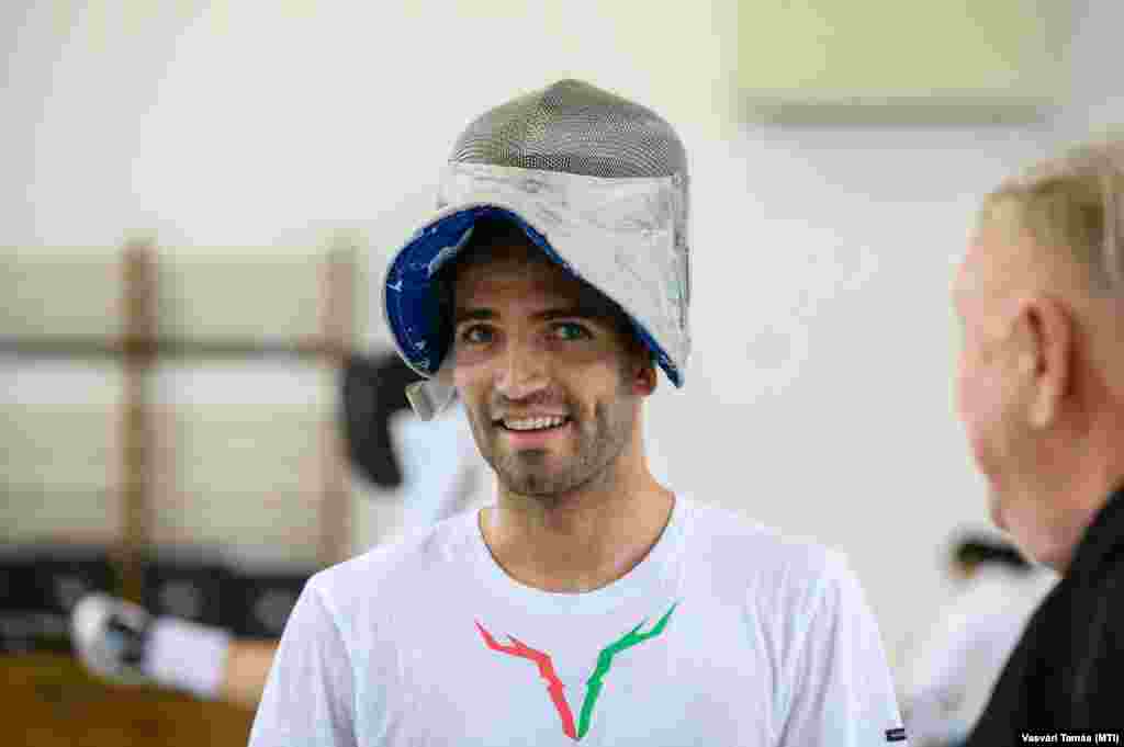 Szilágyi Áron kardvívó a magyar olimpiai vívóválogatott nyilvános edzésén a tatai edzőtáborban 2021. július 12-én. A küldöttség július 15-én indult el a japán fővárosba a szövetségi kapitányt helyettesítő sportigazgató, Boczkó Gábor vezetésével