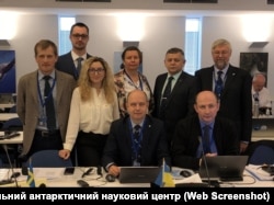 Леонід Пшеничнов (стоїть у центрі), біолог