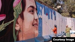 Így tűnnek el a nők arcai Kabul utcáiról