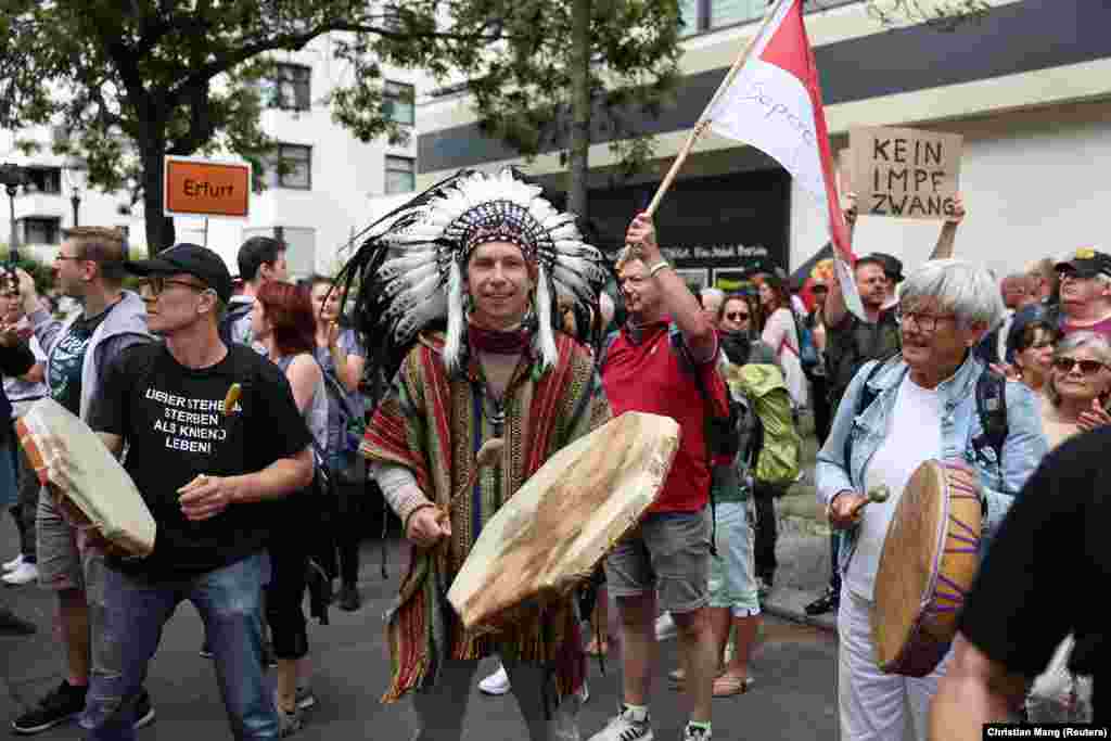 Olyan is volt, aki indiánnak öltözve dobolt a demonstráción