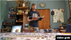 Кримськотатарський кераміст Рустем Скибін у своїй майстерні у Києві. Серпень 2025