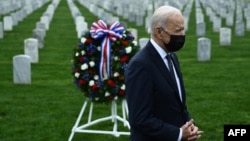 Președintele SUA, Joe Biden, a depus o coroană de flori în cimitirul național Arlington pentru a onora veteranii căzuți în conflictul afgan . Arlington, Virginia, 14 aprilie 2021.