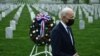 Președintele Joe Biden a depus o coroană la cimitirul militar din Arlington, în americanilor căzuți în Afganistan, Virginia, 14 aprilie 2021. 