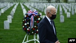 Președintele Joe Biden a depus o coroană la cimitirul militar din Arlington, în americanilor căzuți în Afganistan, Virginia, 14 aprilie 2021. 