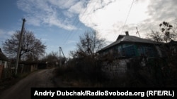 Пресслужба Луганської обласної державної адміністрації повідомила напередодні про поранення жительки Золотого-4 внаслідок обстрілів із боку підтримуваних Росією бойовиків поранена цивільна жителька