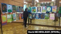 გამოფენა თეატრის ფოიეში