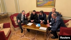 Европейские лидеры разговаривают по телефону с президентом США Трампом в Киеве, архивное фото