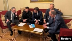 Premierul britanic Keir Starmer, președintele ucrainean Volodimir Zelenski, președintele francez Emmanuel Macron, cancelarul german Friedrich Merz și premierul polonez Donald Tusk vorbesc la telefon cu președintele american Donald Trump.