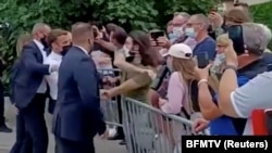 Pofon a francia elnöknek, Tain-L'Hermitage, Franciaország, 2021. június 8.